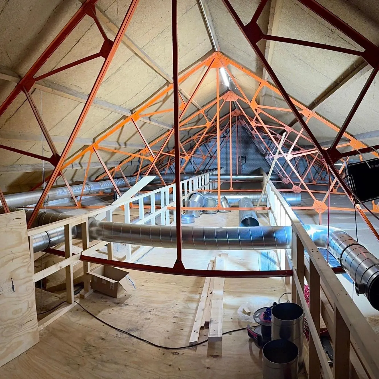 Verenigingsgebouw onder de kapconstructie, uitgevoerd door De Ooievaar Luchttechniek