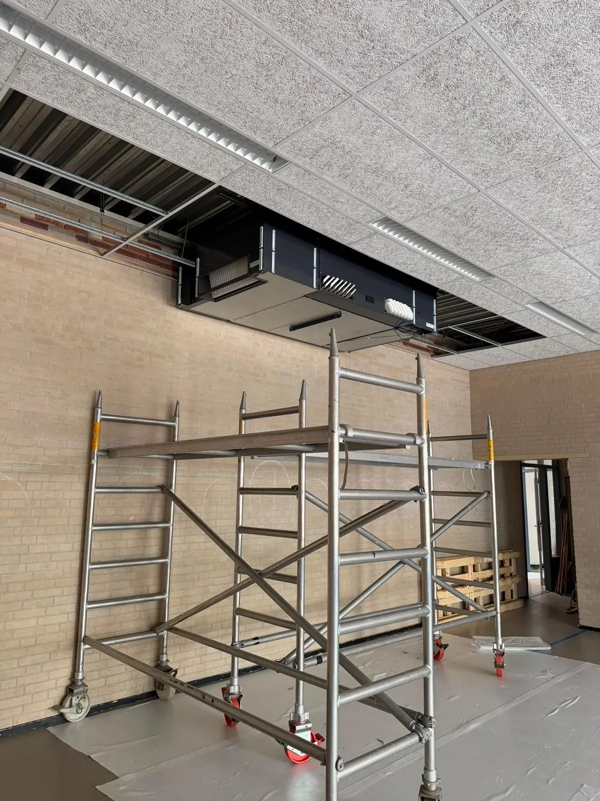 Kantoorvloeren met zichtbaar kanaalwerk: foto 4 van de uitgevoerde werkzaamheden