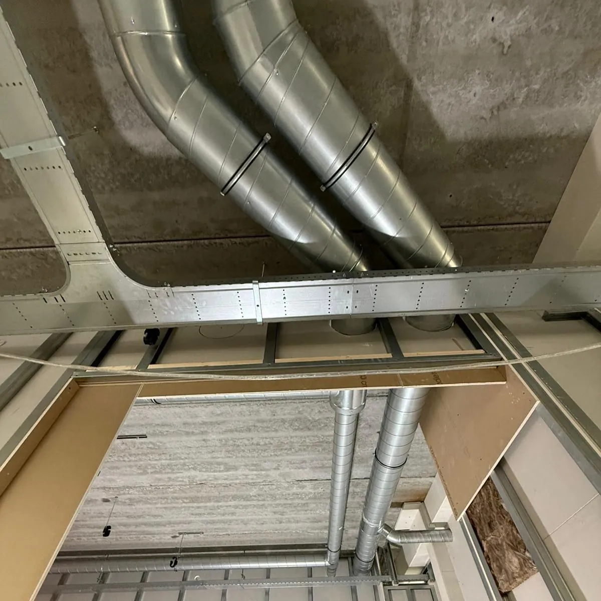 Kantoorvloeren met zichtbaar kanaalwerk: foto 3 van de uitgevoerde werkzaamheden